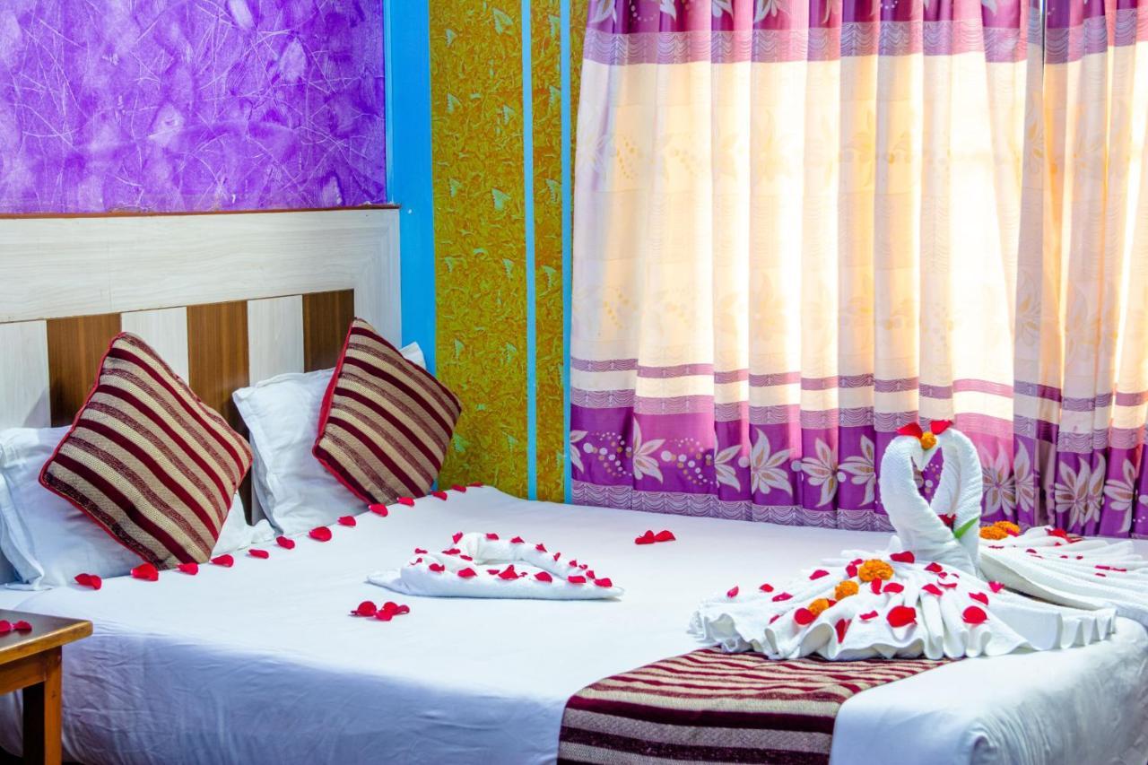 Hotel Middle Point Pvt Ltd بوكْرا المظهر الخارجي الصورة
