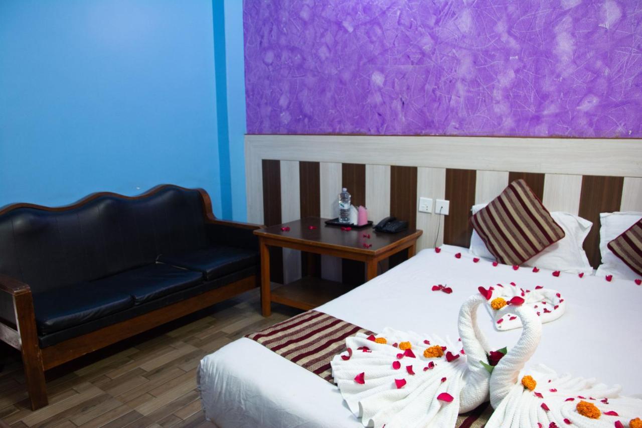 Hotel Middle Point Pvt Ltd بوكْرا المظهر الخارجي الصورة