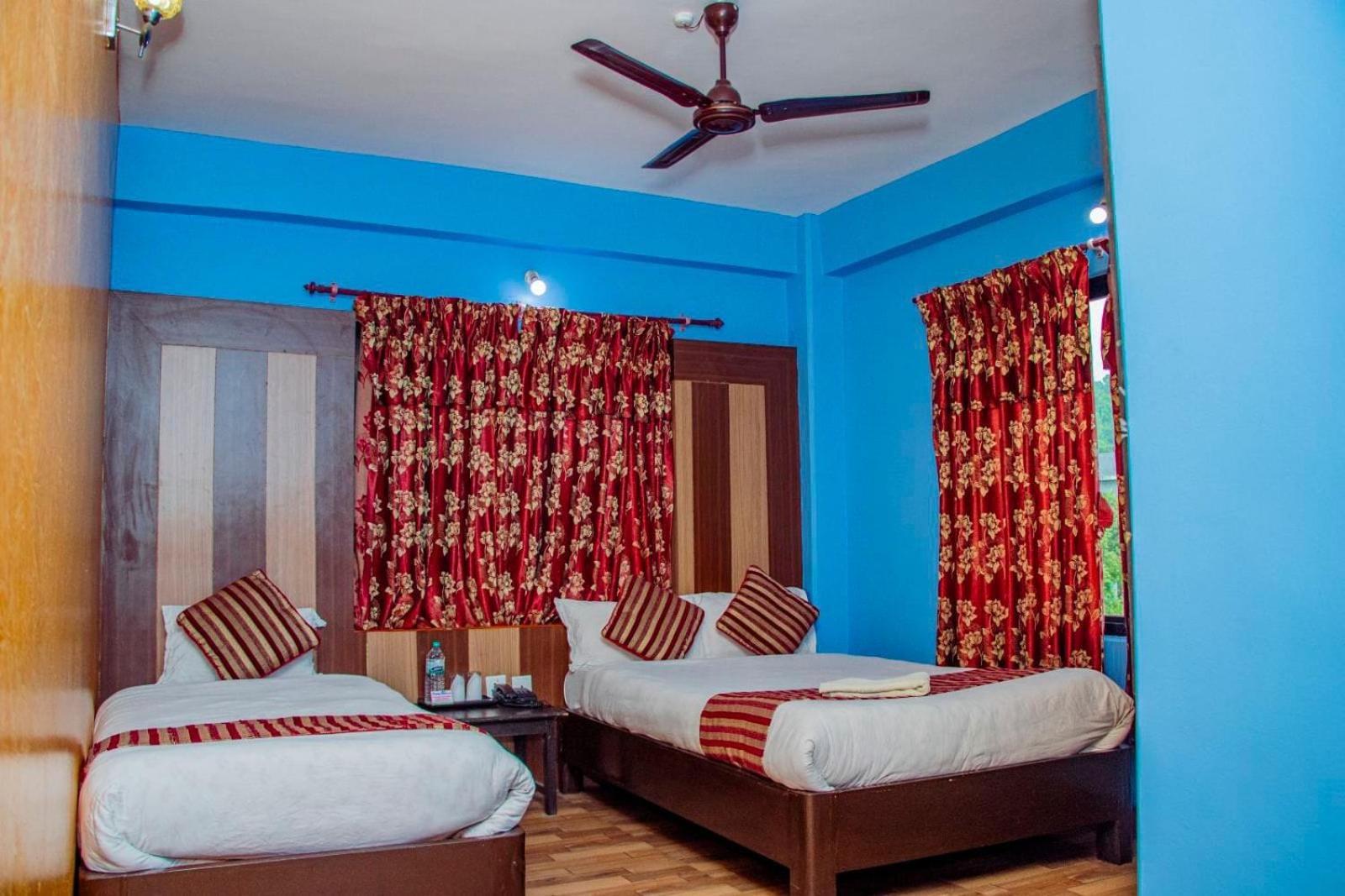 Hotel Middle Point Pvt Ltd بوكْرا المظهر الخارجي الصورة