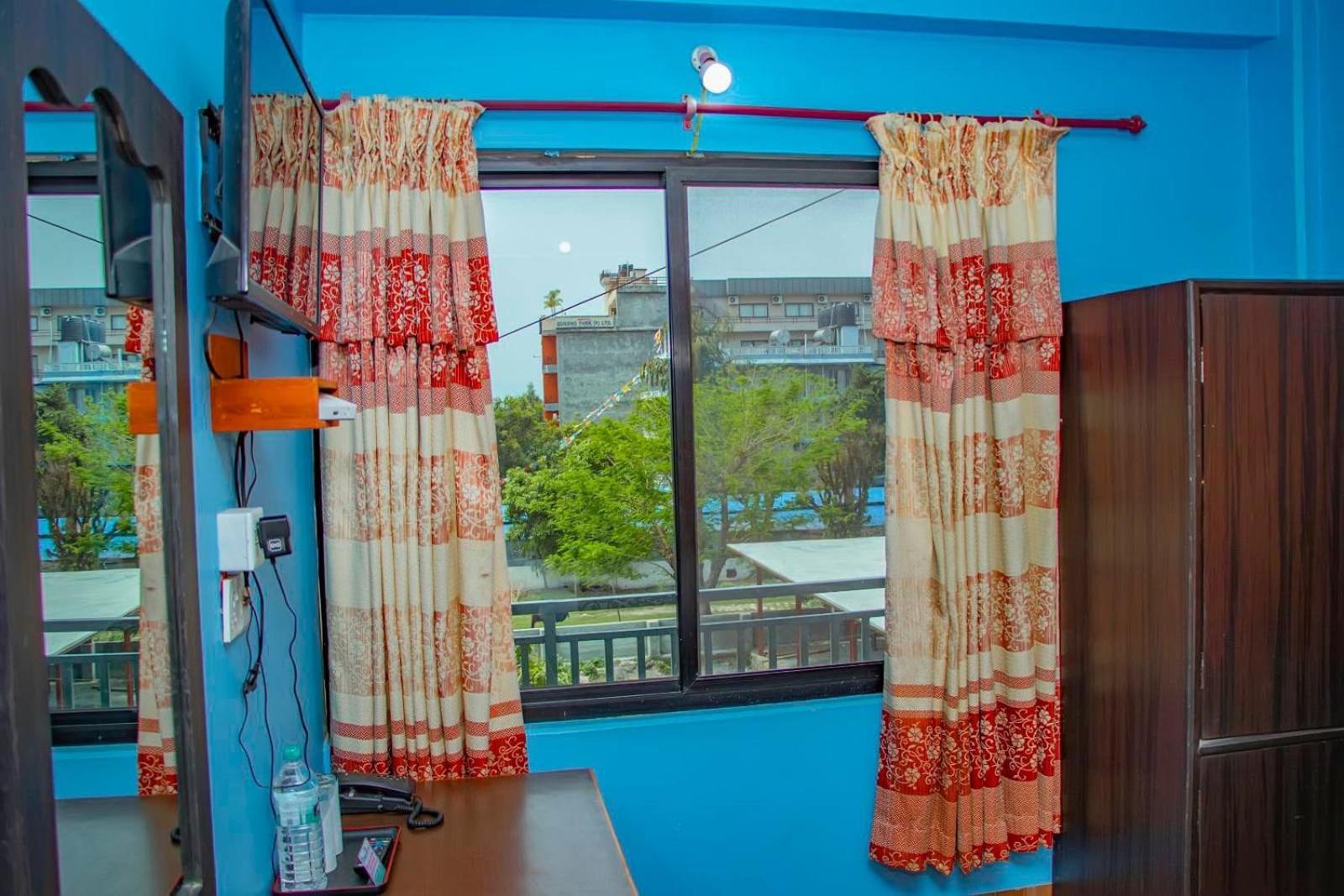 Hotel Middle Point Pvt Ltd بوكْرا المظهر الخارجي الصورة